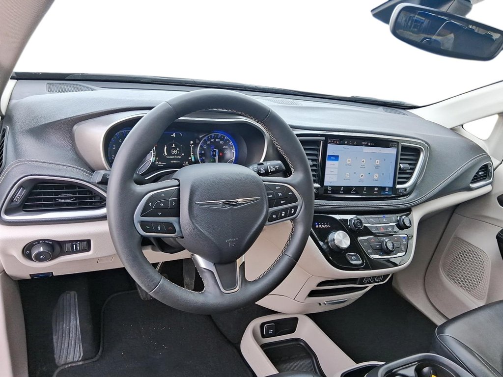 2024 Chrysler Pacifica Touring-L FWD in Stratford, Ontario - 11 - w1024h768px