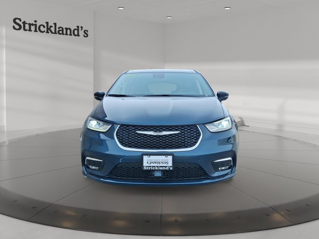 2024 Chrysler Pacifica Touring-L FWD in Stratford, Ontario - 2 - w1024h768px