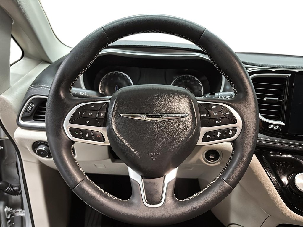2024 Chrysler Pacifica Touring-L FWD in Stratford, Ontario - 10 - w1024h768px