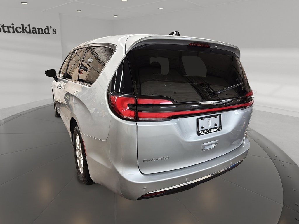 2024 Chrysler Pacifica Touring-L FWD in Stratford, Ontario - 4 - w1024h768px
