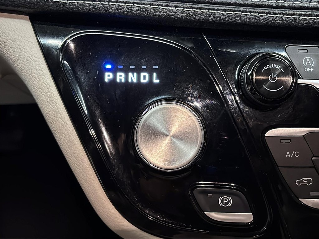 2024 Chrysler Pacifica Touring-L FWD in Stratford, Ontario - 13 - w1024h768px