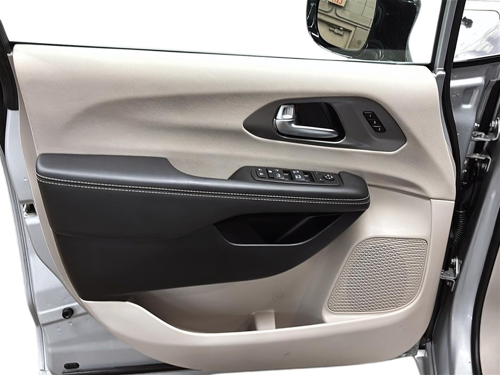2024 Chrysler Pacifica Touring-L FWD in Stratford, Ontario - 9 - w1024h768px