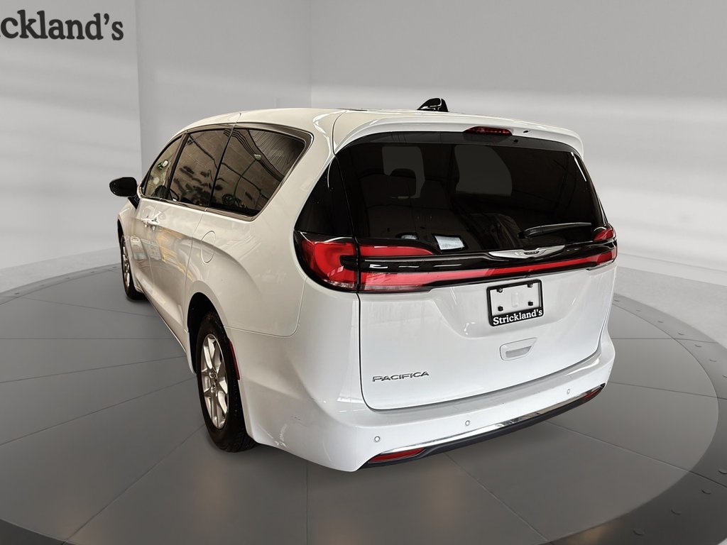 2024 Chrysler Pacifica Touring-L FWD in Stratford, Ontario - 4 - w1024h768px
