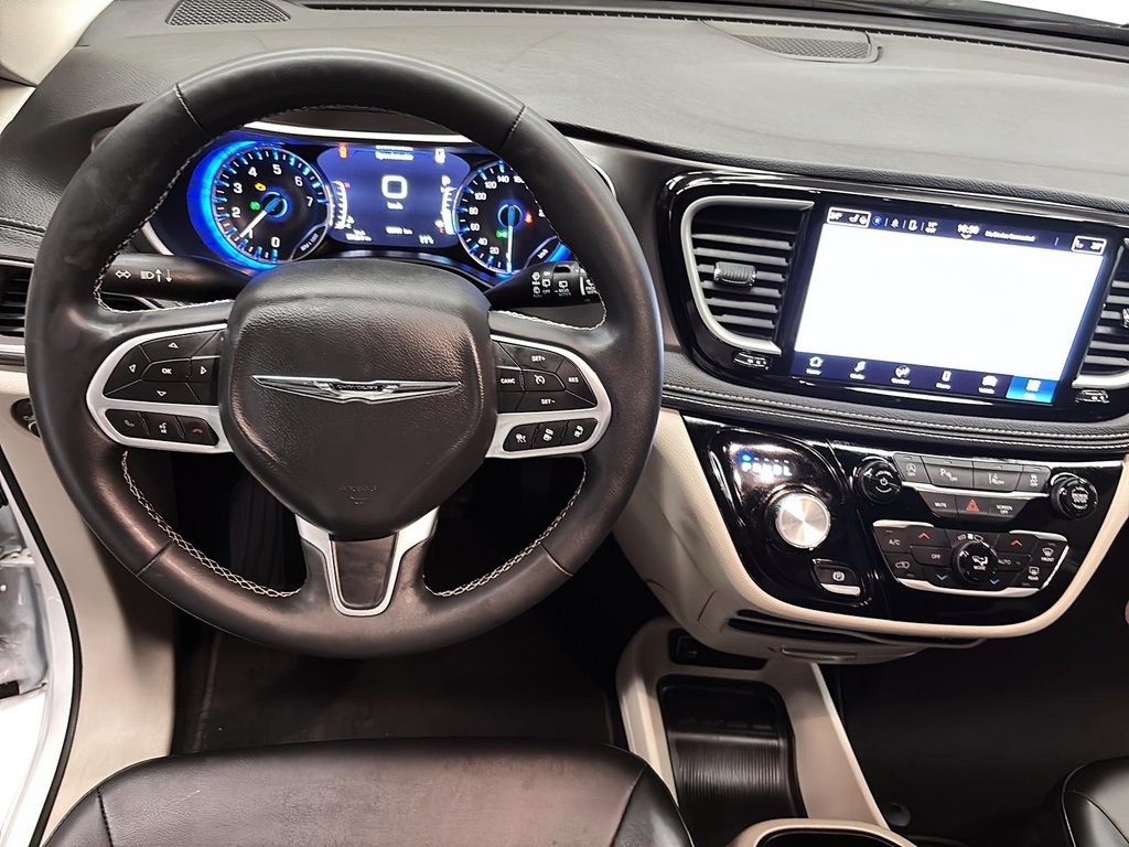 2024 Chrysler Pacifica Touring-L FWD in Stratford, Ontario - 13 - w1024h768px