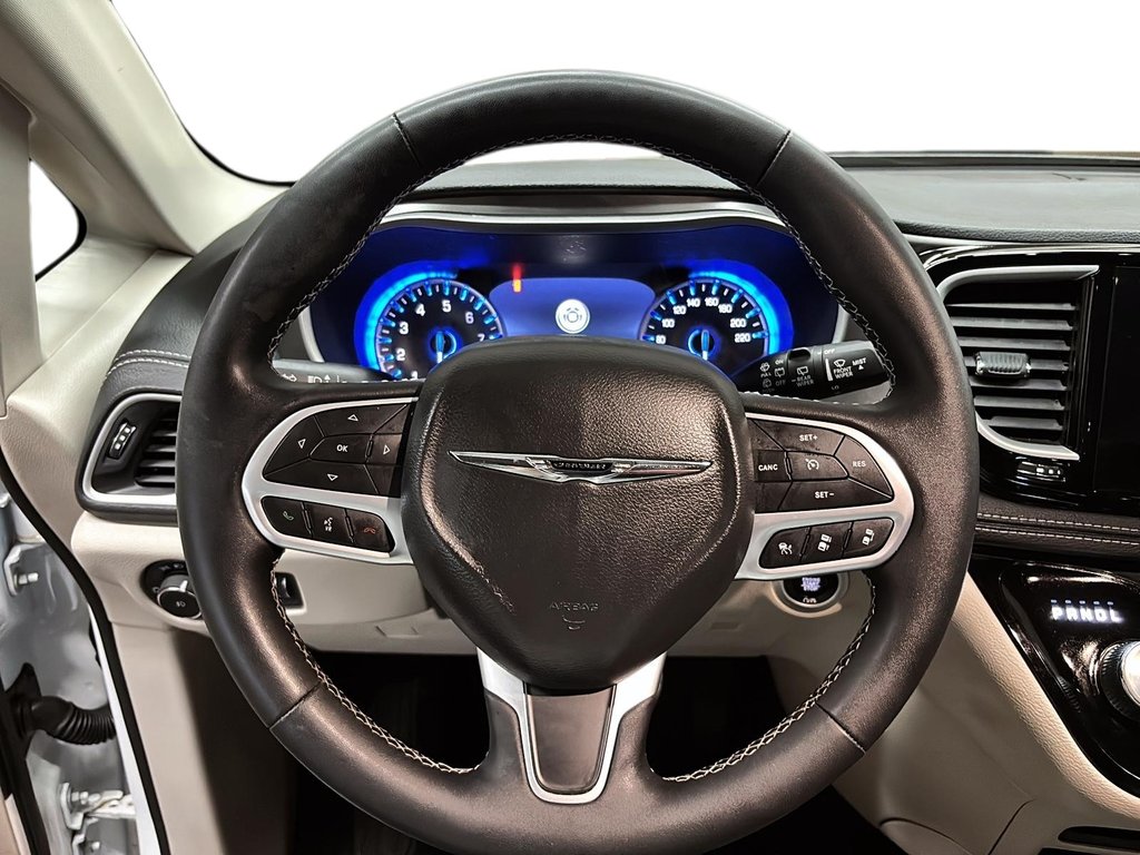 2024 Chrysler Pacifica Touring-L FWD in Stratford, Ontario - 11 - w1024h768px