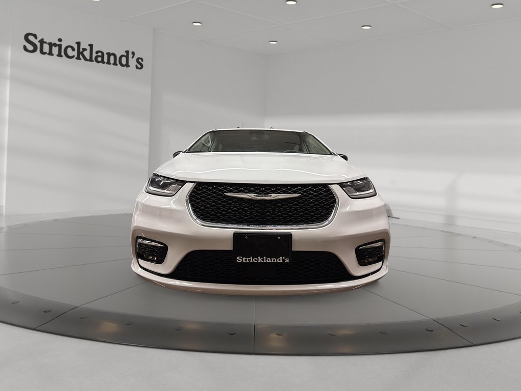 2024 Chrysler Pacifica Touring-L FWD in Stratford, Ontario - 2 - w1024h768px