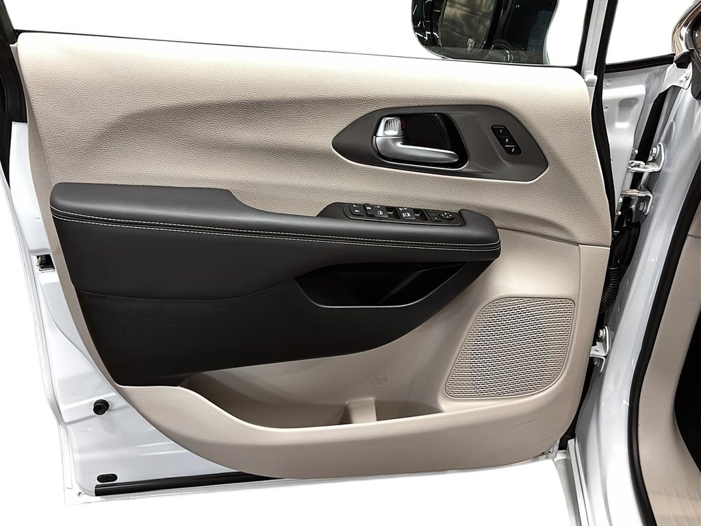 2024 Chrysler Pacifica Touring-L FWD in Stratford, Ontario - 10 - w1024h768px