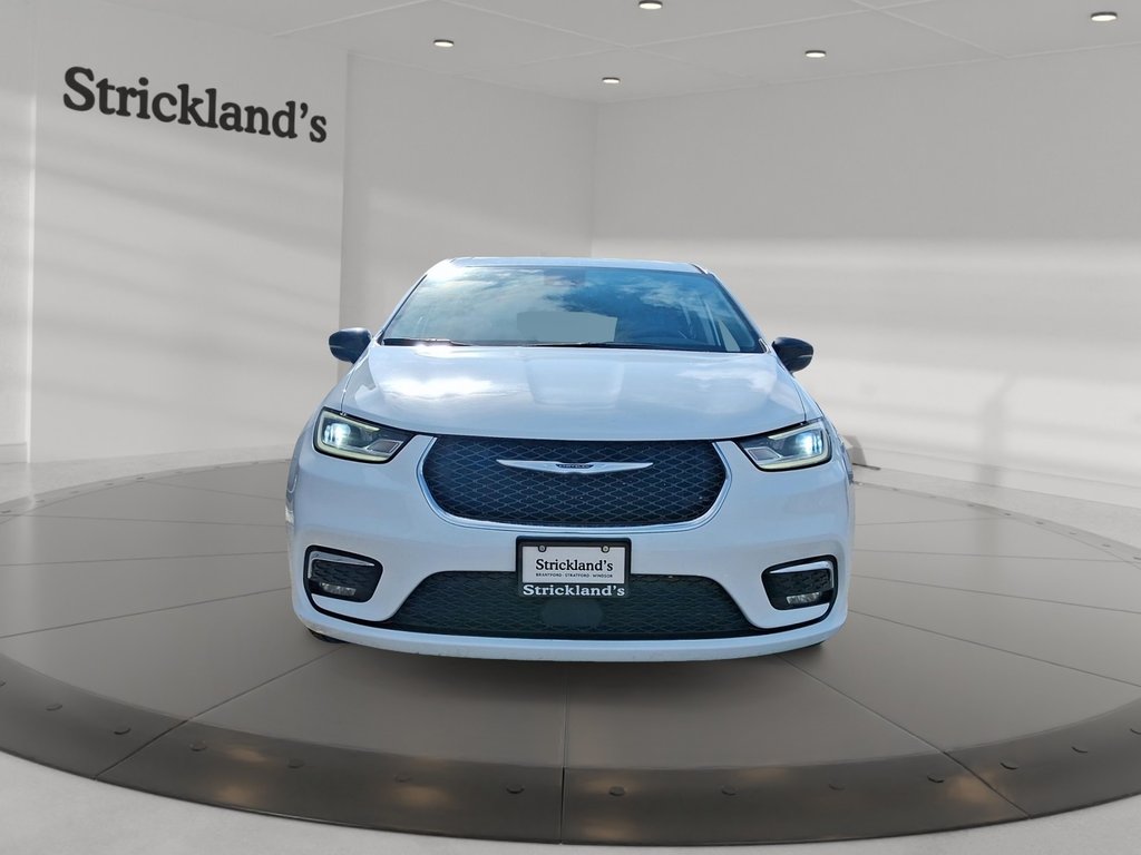 2024 Chrysler Pacifica Touring-L FWD in Stratford, Ontario - 2 - w1024h768px