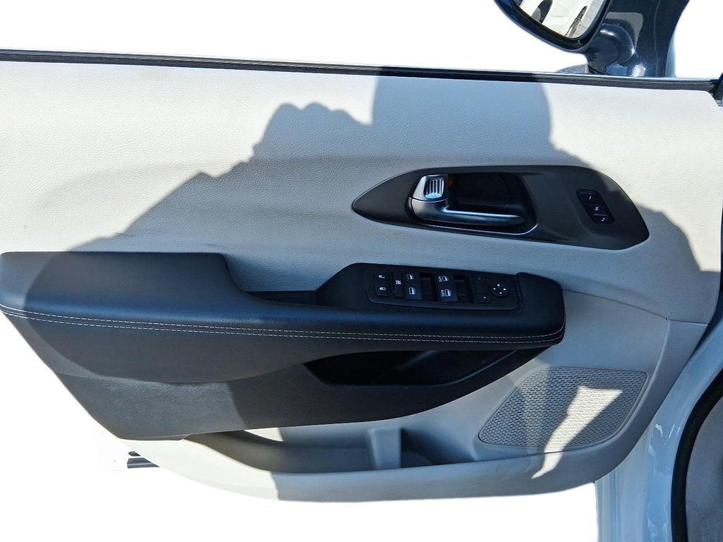 2024 Chrysler Pacifica Touring-L FWD in Stratford, Ontario - 13 - w1024h768px
