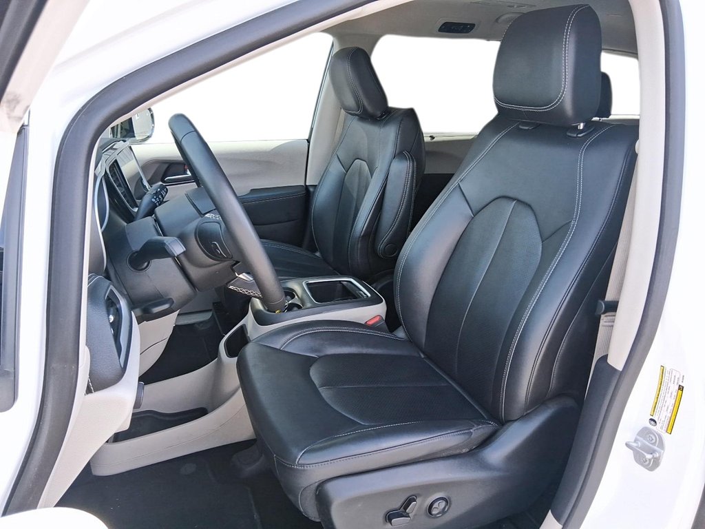 2024 Chrysler Pacifica Touring-L FWD in Stratford, Ontario - 9 - w1024h768px