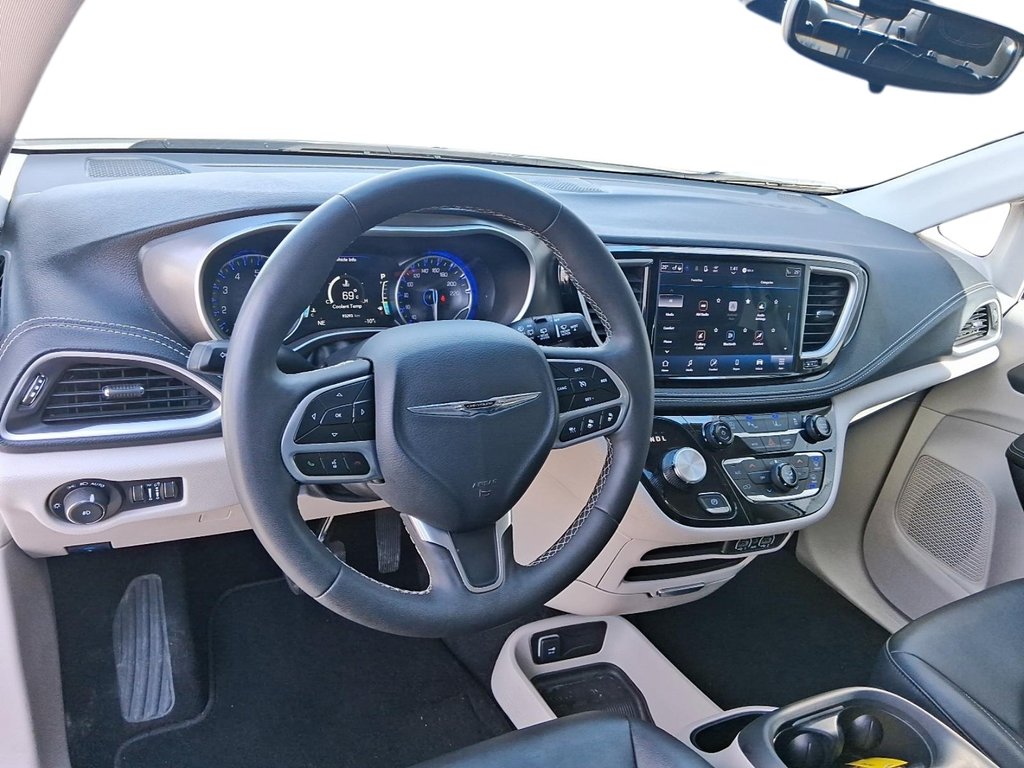 2024 Chrysler Pacifica Touring-L FWD in Stratford, Ontario - 12 - w1024h768px