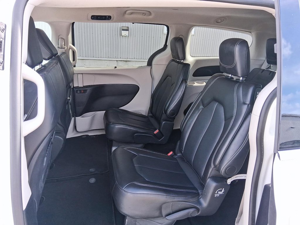 2024 Chrysler Pacifica Touring-L FWD in Stratford, Ontario - 10 - w1024h768px