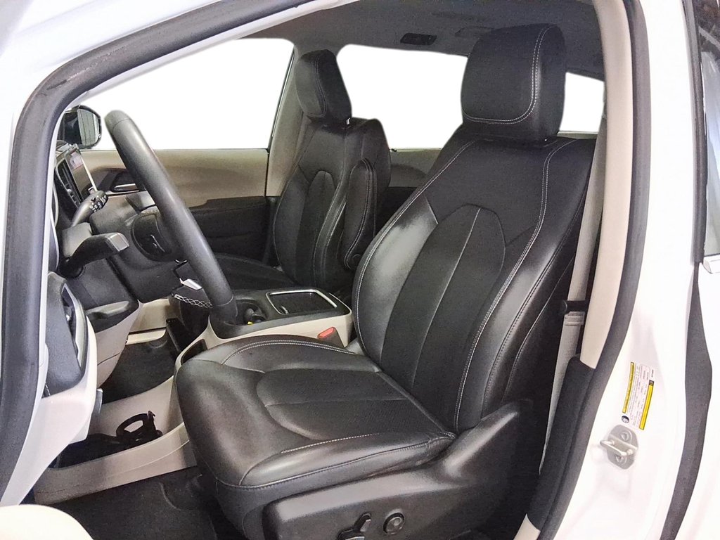 2024 Chrysler Pacifica Touring-L FWD in Stratford, Ontario - 8 - w1024h768px
