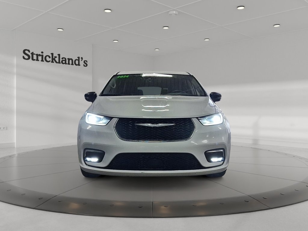 2024 Chrysler Pacifica Touring-L FWD in Stratford, Ontario - 2 - w1024h768px