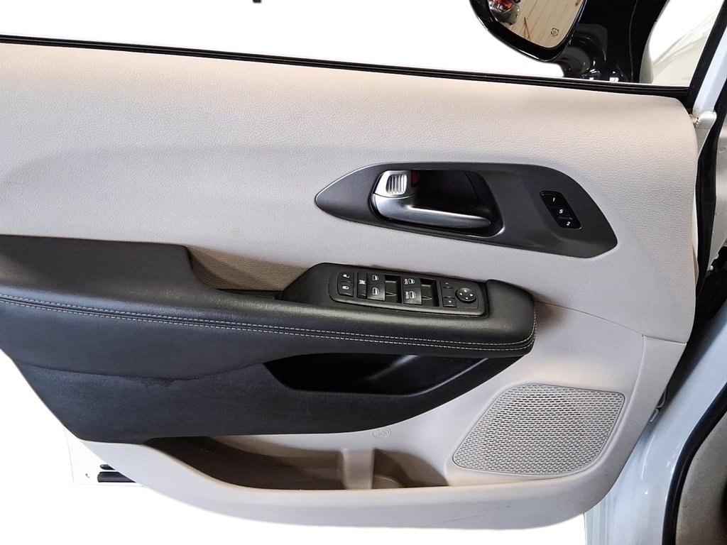 2024 Chrysler Pacifica Touring-L FWD in Stratford, Ontario - 12 - w1024h768px