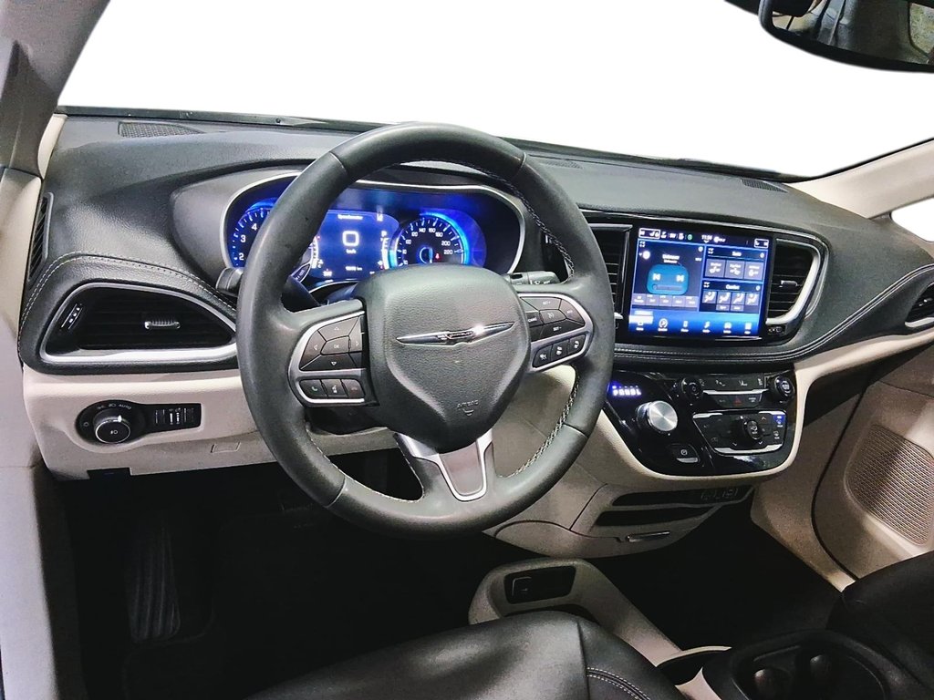 2024 Chrysler Pacifica Touring-L FWD in Stratford, Ontario - 11 - w1024h768px