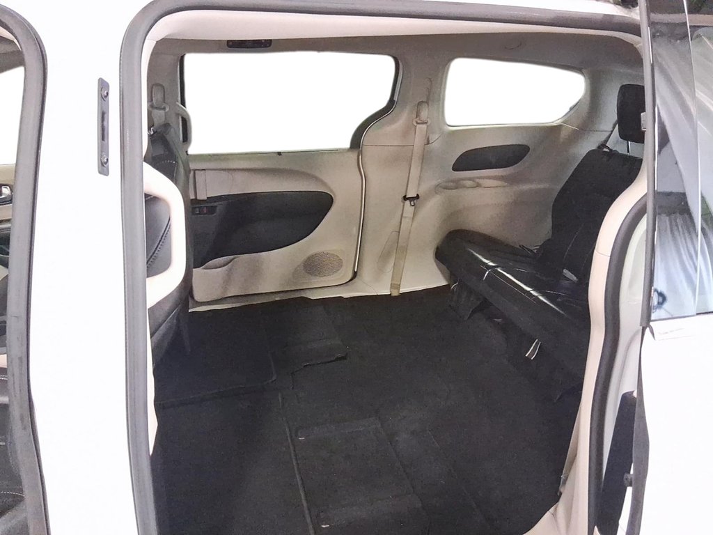 2024 Chrysler Pacifica Touring-L FWD in Stratford, Ontario - 9 - w1024h768px