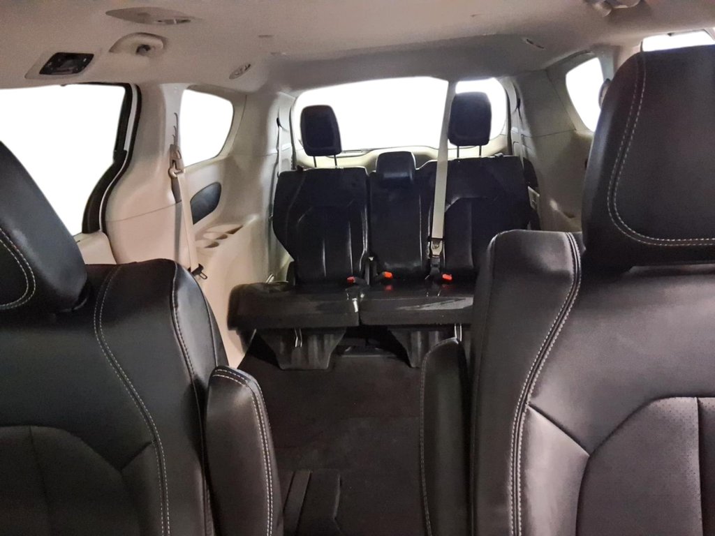 2024 Chrysler Pacifica Touring-L FWD in Stratford, Ontario - 10 - w1024h768px