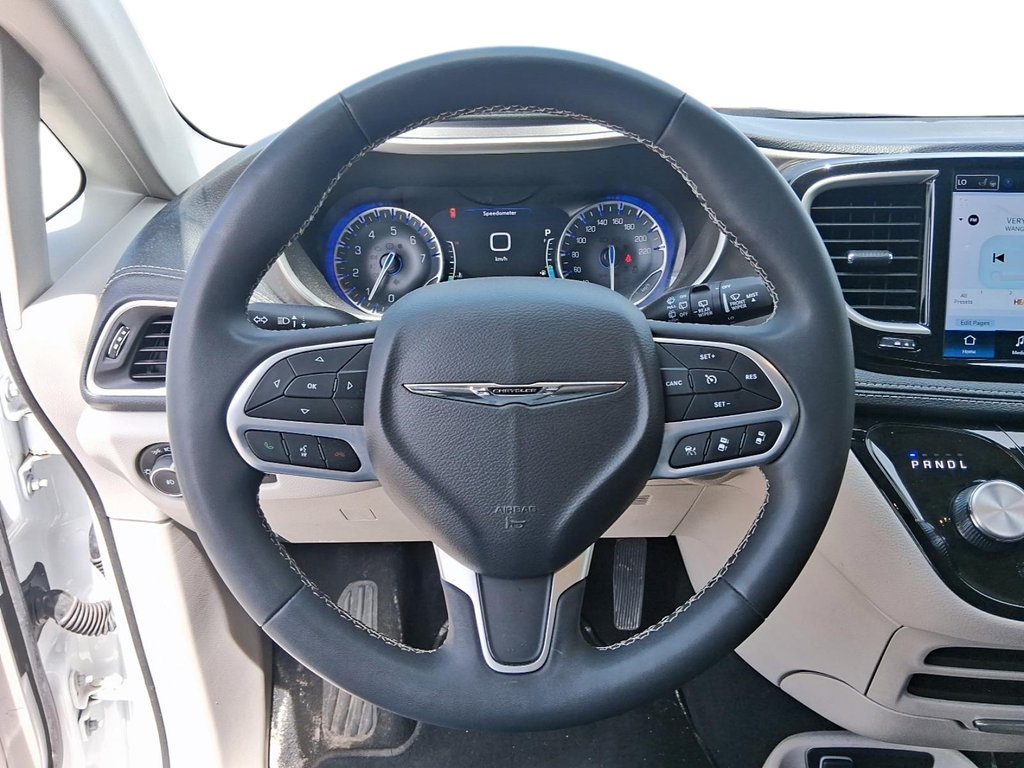 2024 Chrysler Pacifica Touring-L FWD in Stratford, Ontario - 13 - w1024h768px