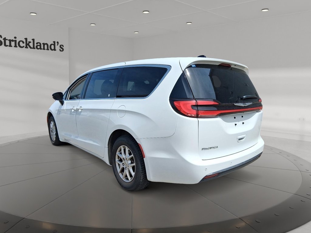 2024 Chrysler Pacifica Touring-L FWD in Stratford, Ontario - 4 - w1024h768px