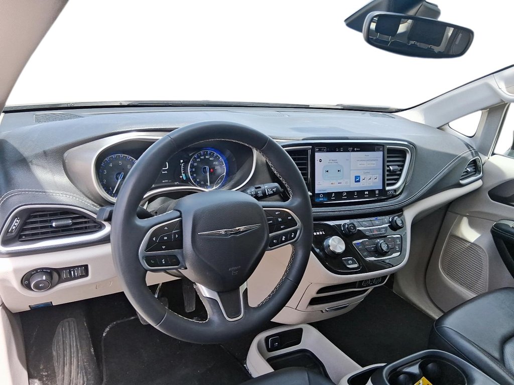 2024 Chrysler Pacifica Touring-L FWD in Stratford, Ontario - 11 - w1024h768px