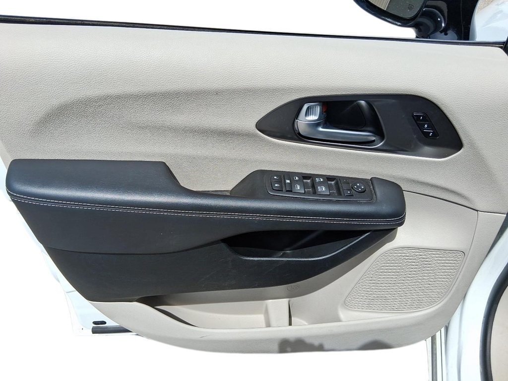 2024 Chrysler Pacifica Touring-L FWD in Stratford, Ontario - 12 - w1024h768px