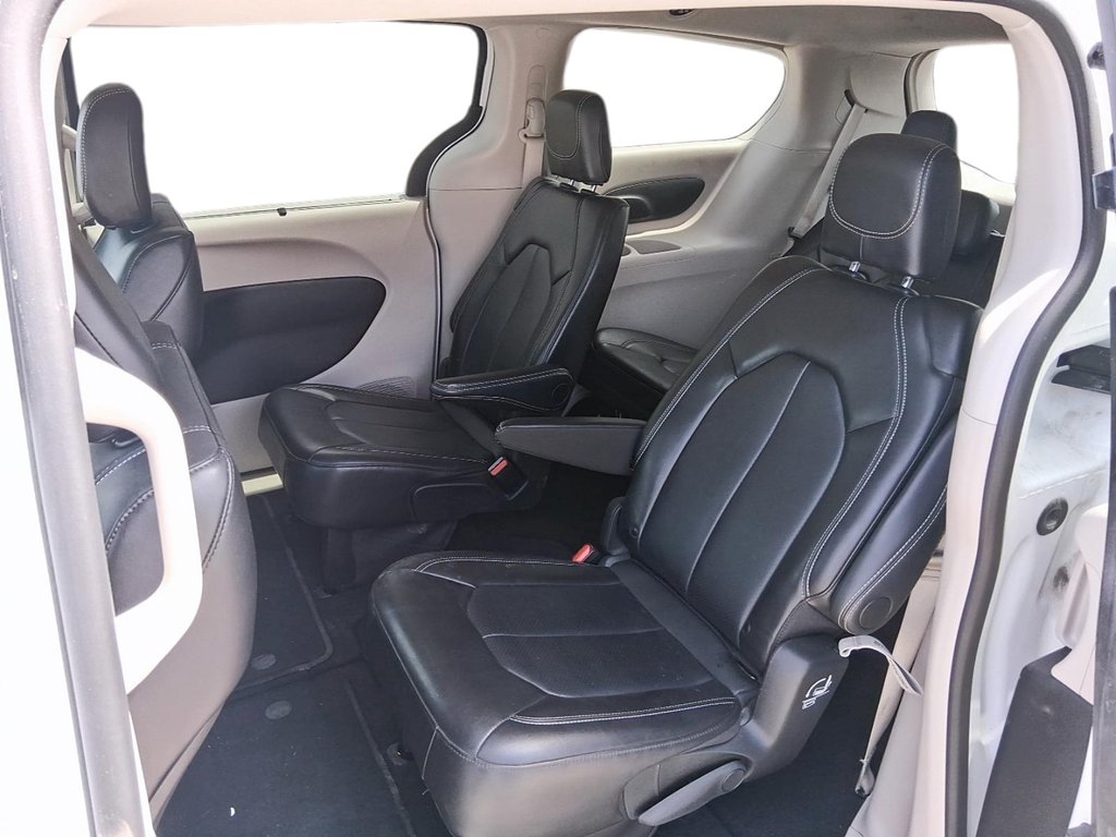 2024 Chrysler Pacifica Touring-L FWD in Stratford, Ontario - 9 - w1024h768px