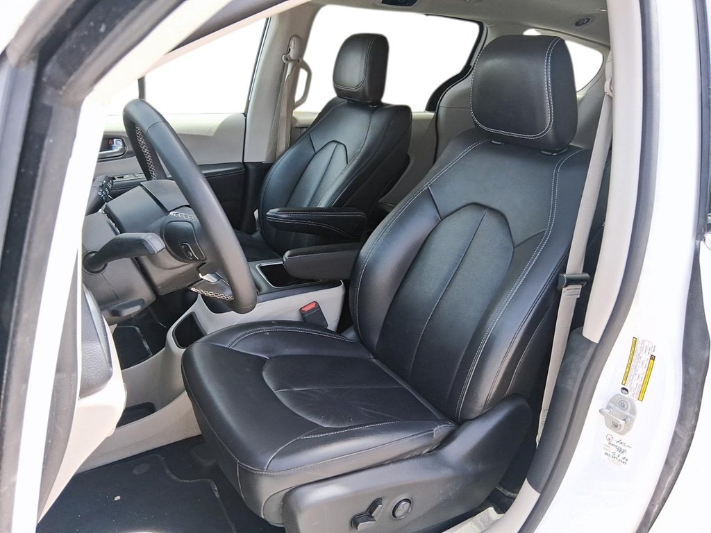 2024 Chrysler Pacifica Touring-L FWD in Stratford, Ontario - 8 - w1024h768px