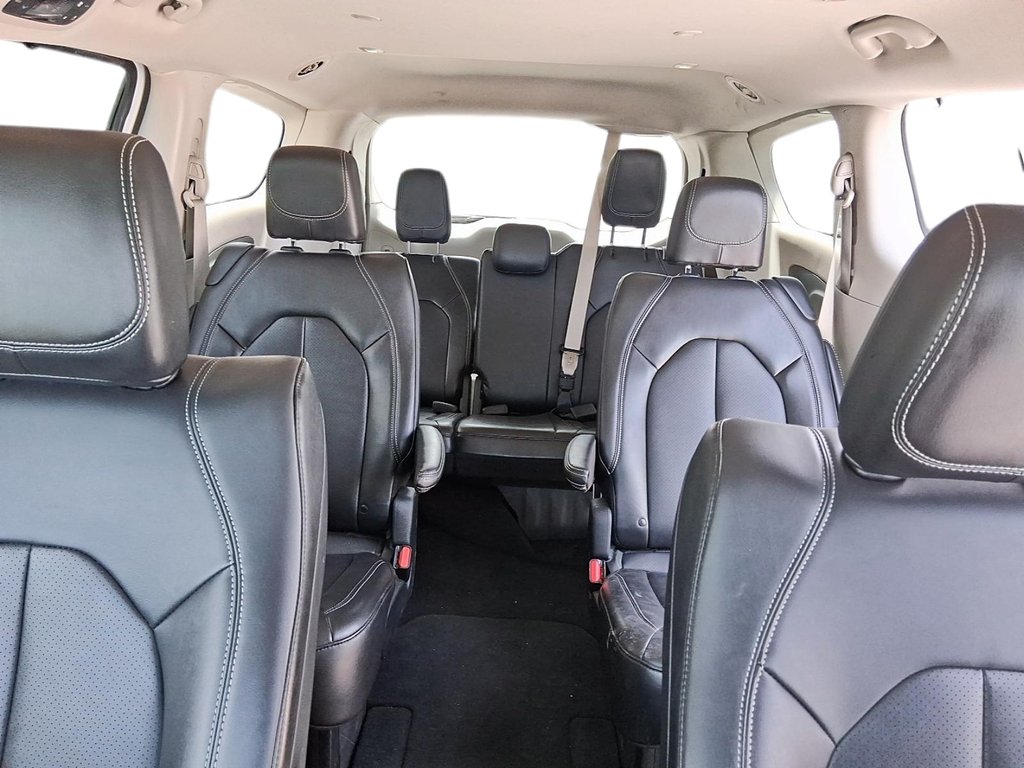 2024 Chrysler Pacifica Touring-L FWD in Stratford, Ontario - 10 - w1024h768px