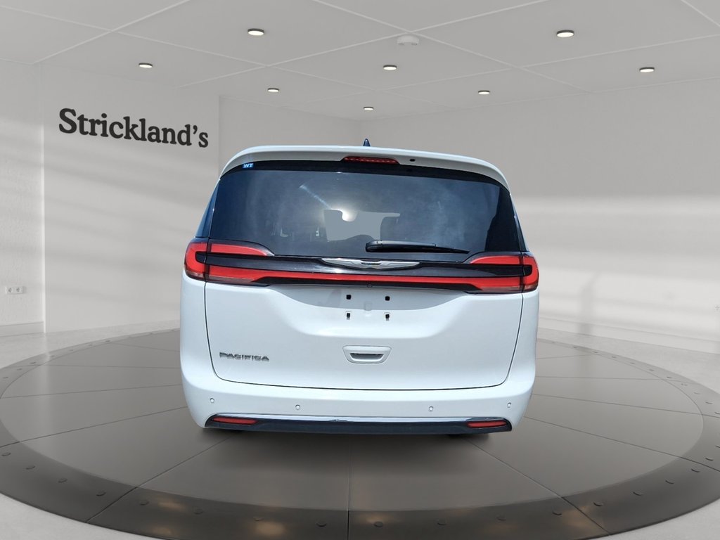 2024 Chrysler Pacifica Touring-L FWD in Stratford, Ontario - 3 - w1024h768px