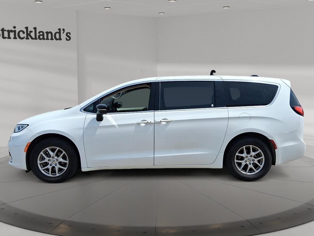2024 Chrysler Pacifica Touring-L FWD in Stratford, Ontario - 5 - w1024h768px
