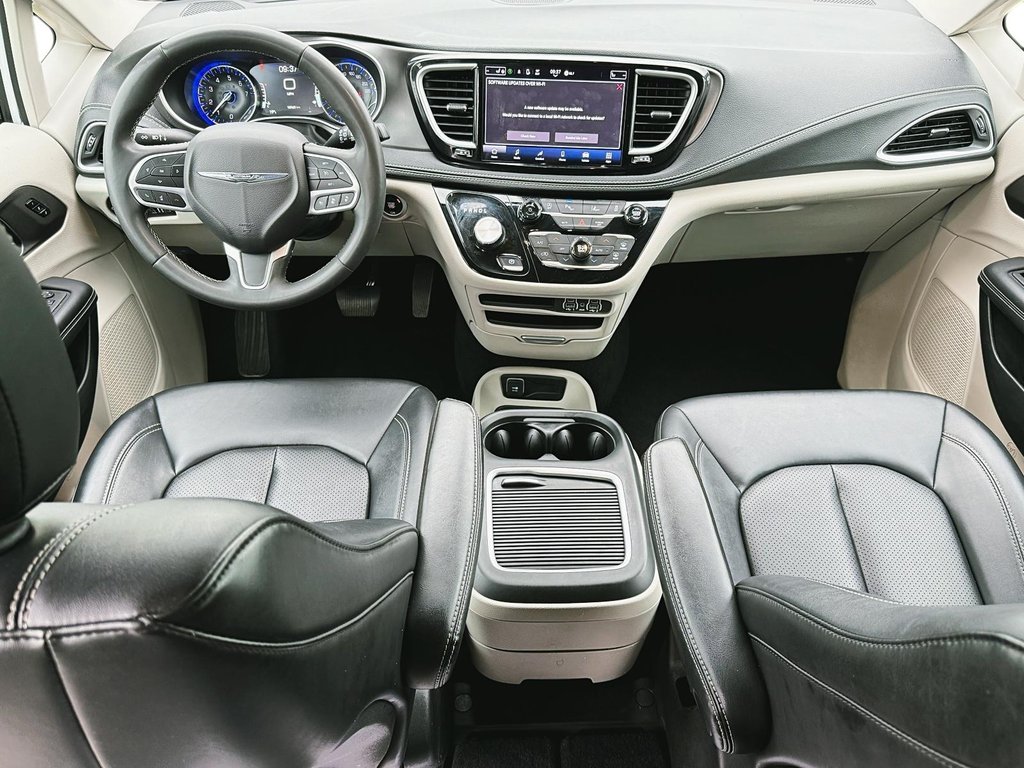2024 Chrysler Pacifica Touring-L FWD in Stratford, Ontario - 9 - w1024h768px