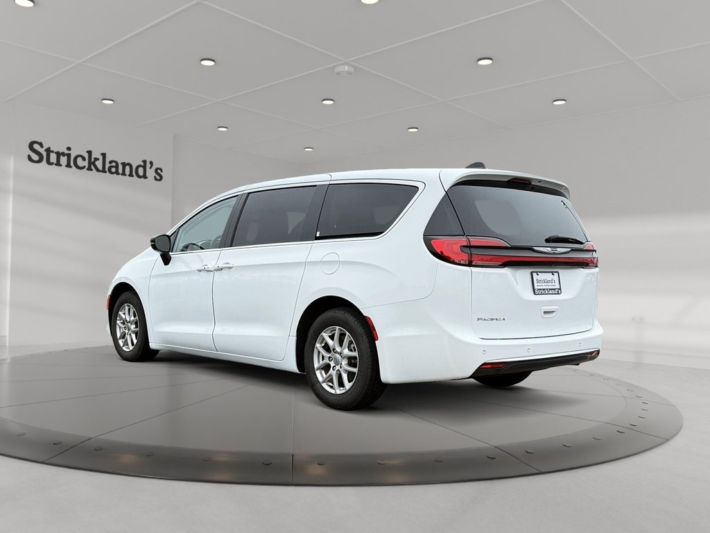 2024 Chrysler Pacifica Touring-L FWD in Stratford, Ontario - 4 - w1024h768px