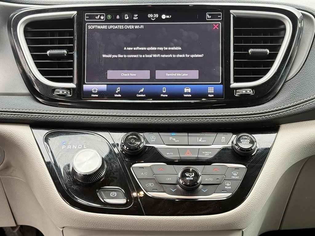 2024 Chrysler Pacifica Touring-L FWD in Stratford, Ontario - 16 - w1024h768px