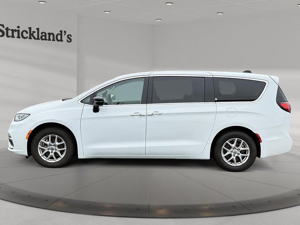 2024 Chrysler Pacifica Touring-L FWD in Stratford, Ontario - 5 - w1024h768px