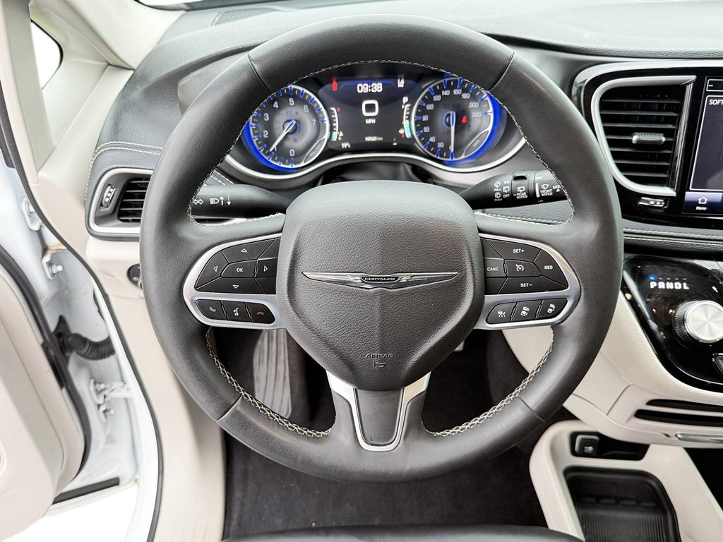 2024 Chrysler Pacifica Touring-L FWD in Stratford, Ontario - 11 - w1024h768px