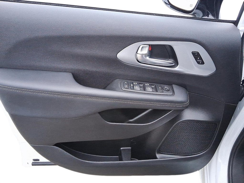 2025 Chrysler Pacifica Limited FWD in Stratford, Ontario - 12 - w1024h768px