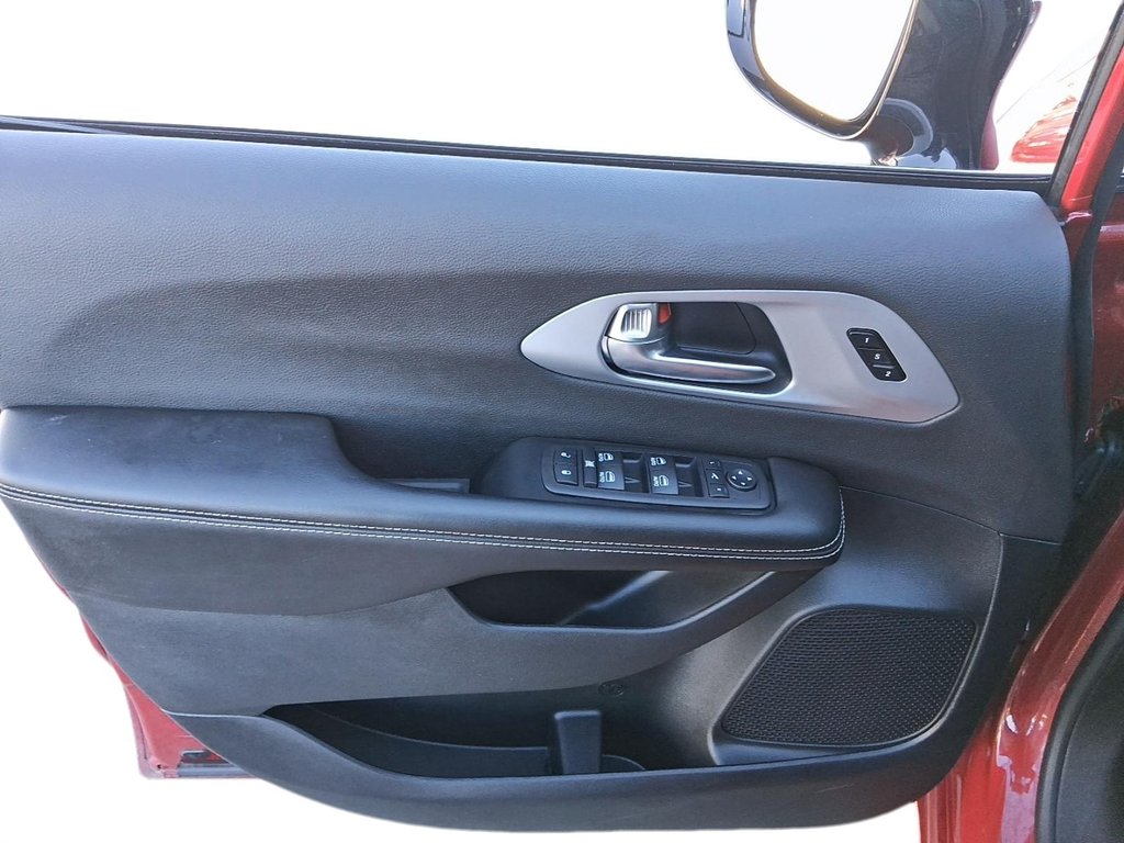 2026 Chrysler Pacifica Limited FWD in Stratford, Ontario - 12 - w1024h768px