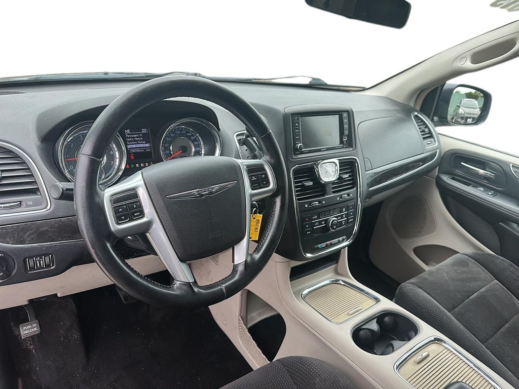 2013 Chrysler Town and Country Touring Wagon in Stratford, Ontario - 9 - w1024h768px