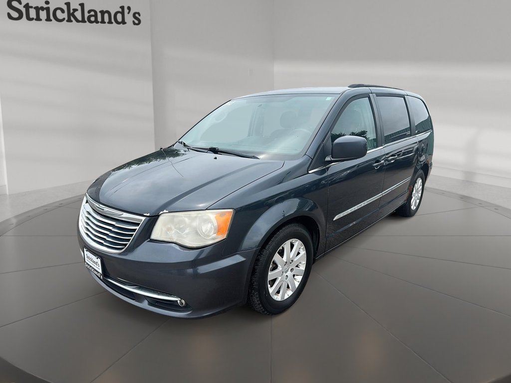 2013 Chrysler Town and Country Touring Wagon in Stratford, Ontario - 1 - w1024h768px
