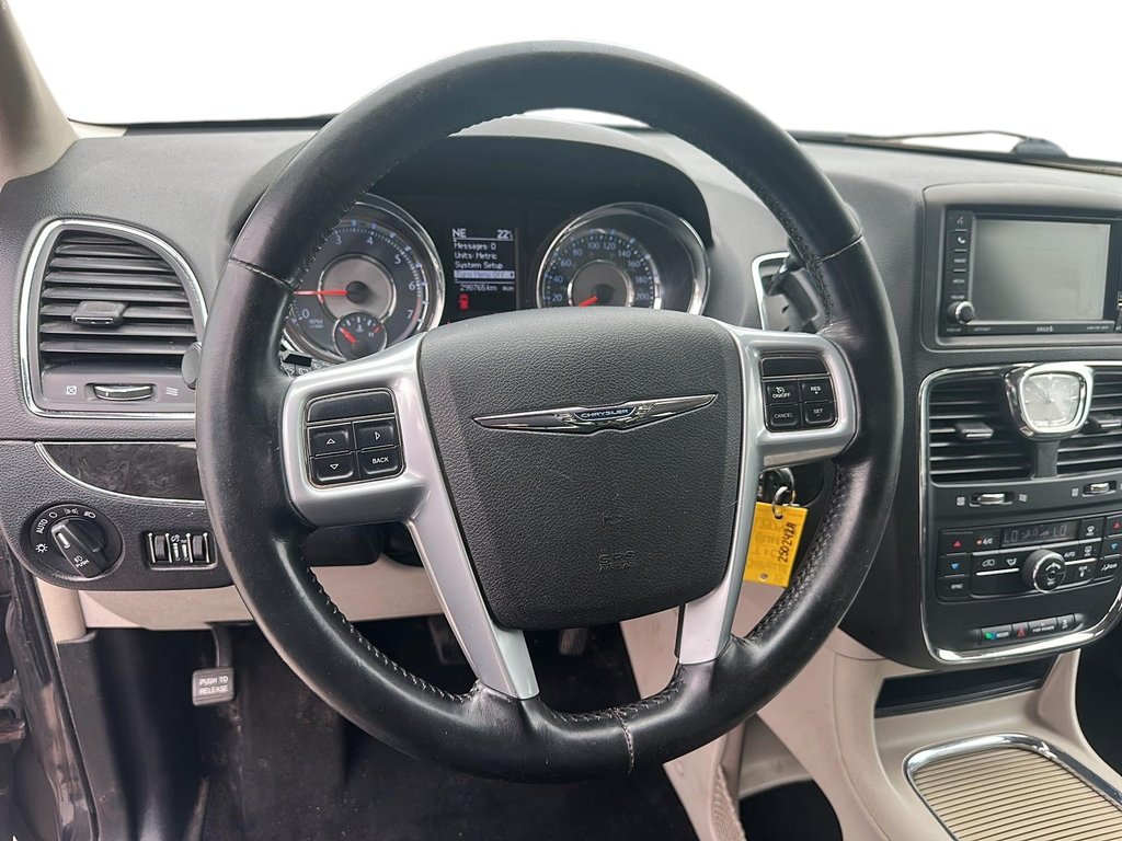 2013 Chrysler Town and Country Touring Wagon in Stratford, Ontario - 11 - w1024h768px