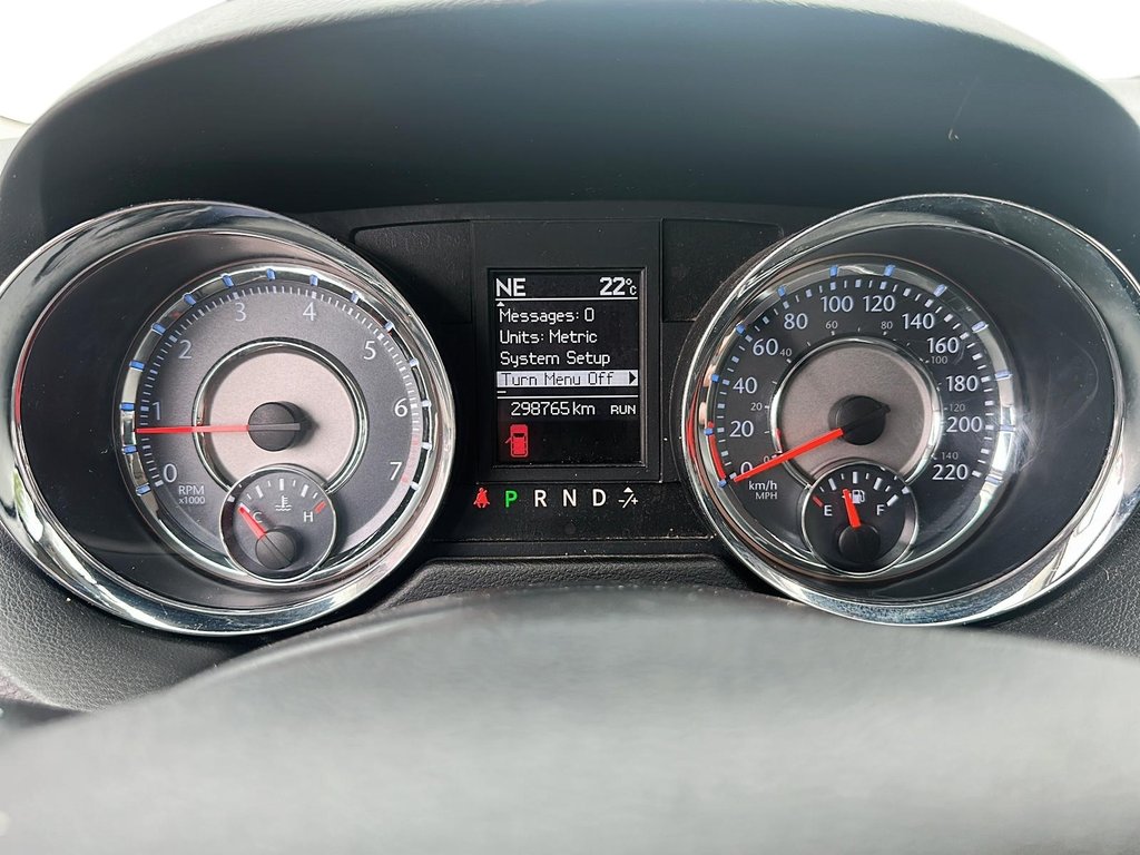 2013 Chrysler Town and Country Touring Wagon in Stratford, Ontario - 13 - w1024h768px