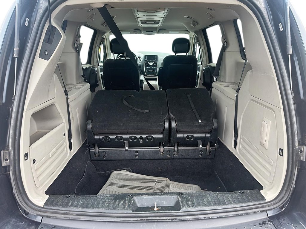 2013 Chrysler Town and Country Touring Wagon in Stratford, Ontario - 6 - w1024h768px