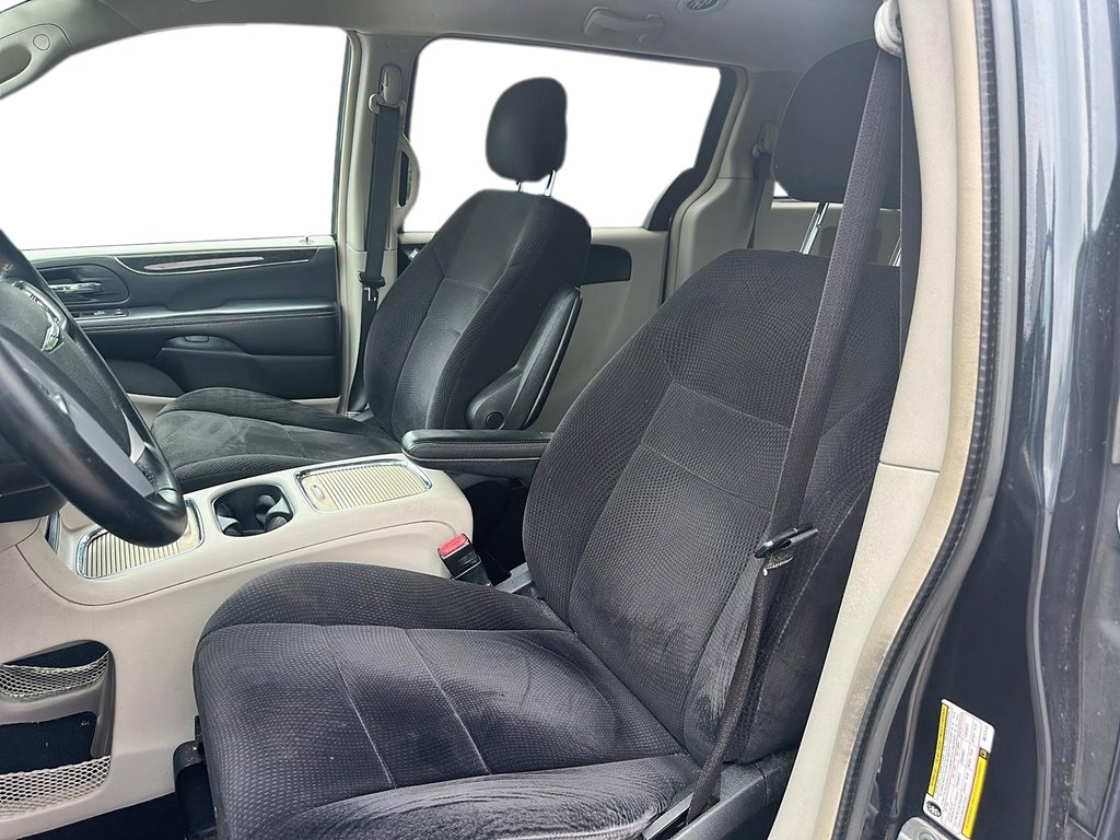 2013 Chrysler Town and Country Touring Wagon in Stratford, Ontario - 8 - w1024h768px
