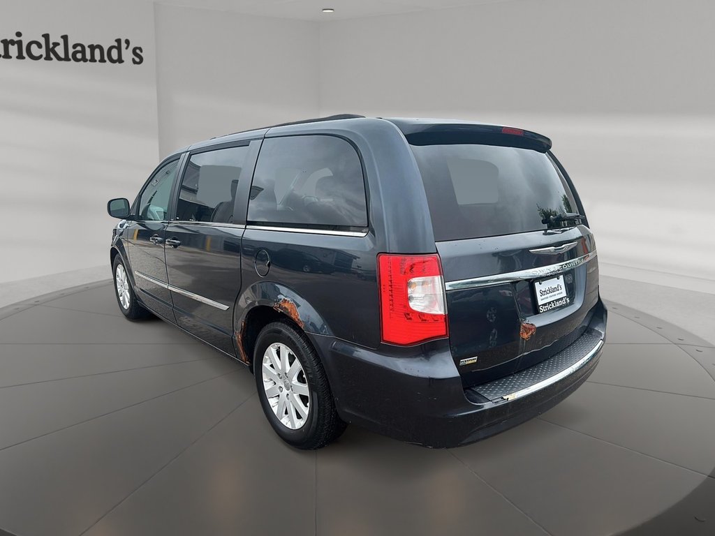 2013 Chrysler Town and Country Touring Wagon in Stratford, Ontario - 4 - w1024h768px