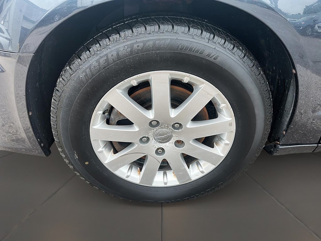 2013 Chrysler Town and Country Touring Wagon in Stratford, Ontario - 7 - w1024h768px
