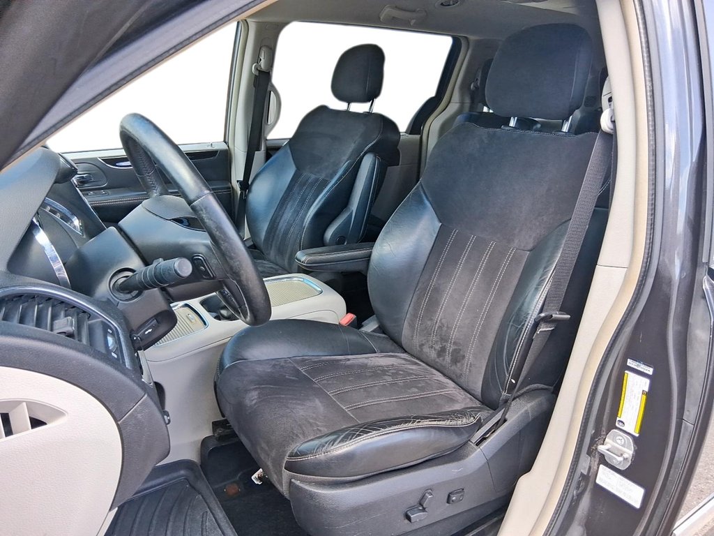 2014 Chrysler Town & Country Touring-l in Stratford, Ontario - 9 - w1024h768px