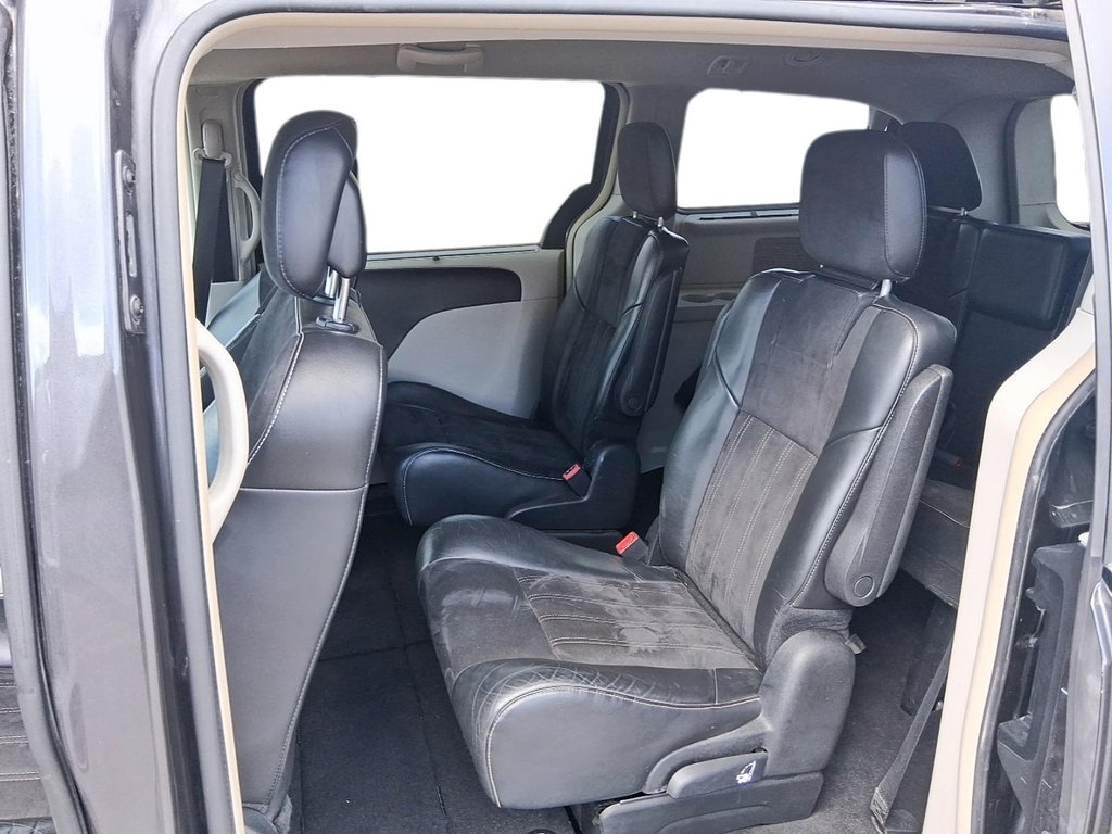 2014 Chrysler Town & Country Touring-l in Stratford, Ontario - 10 - w1024h768px
