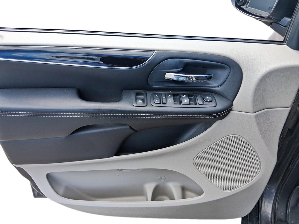 2014 Chrysler Town & Country Touring-l in Stratford, Ontario - 13 - w1024h768px