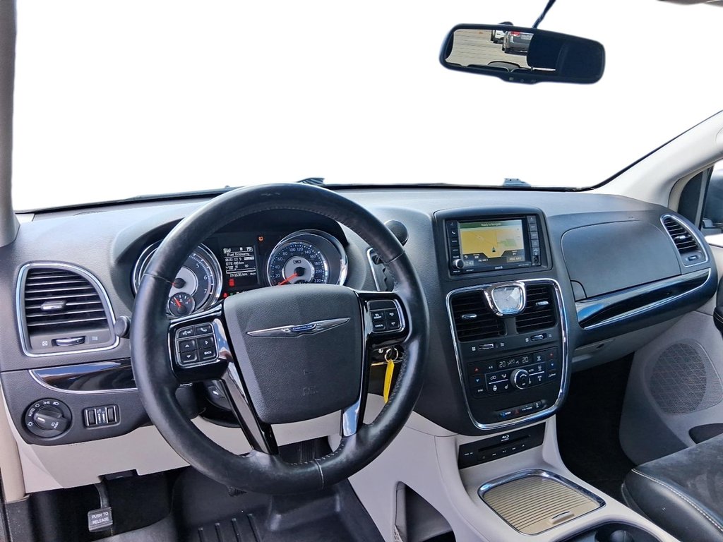 2014 Chrysler Town & Country Touring-l in Stratford, Ontario - 12 - w1024h768px